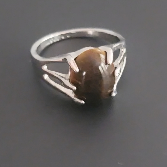 TIGEREYE SOLITAIRE OVAL CABACHON CLAW SETTING NEW SIZE 8 QUALITY TITANIUM SILVER - Picture 3 of 3